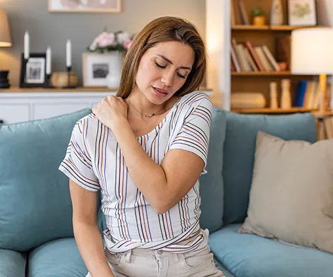 femme douleur à l'épaule