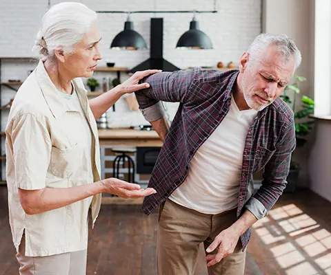 Homme souffrant de sciatique avec douleur au bas du dos, symptôme fréquent lié à la compression du nerf sciatique
