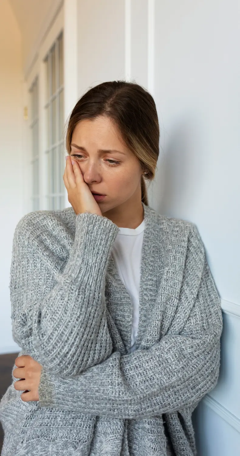 douleur-machoire-femme-articulation-temporo-mandibulaire Femme souffrant de douleur aiguë à la mâchoire liée à un trouble de l’articulation temporo-mandibulaire (ATM)